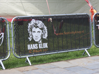 901890 Afbeelding van het spandoek 'Hans Klok & friends 2021' op een hek rond de circustenten in het Griftpark te ...